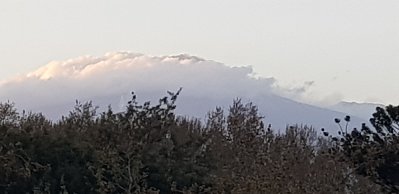 Etna widziana z parku w Katanii