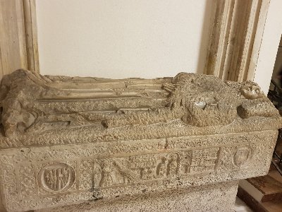¦redniowieczny grobowiec w Katedrze